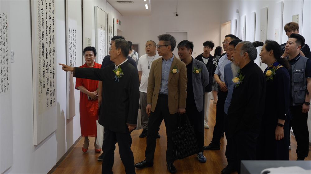 嘉賓參觀“奮楫篤行——2024河北美術學院教師優秀作品展”。李格非攝