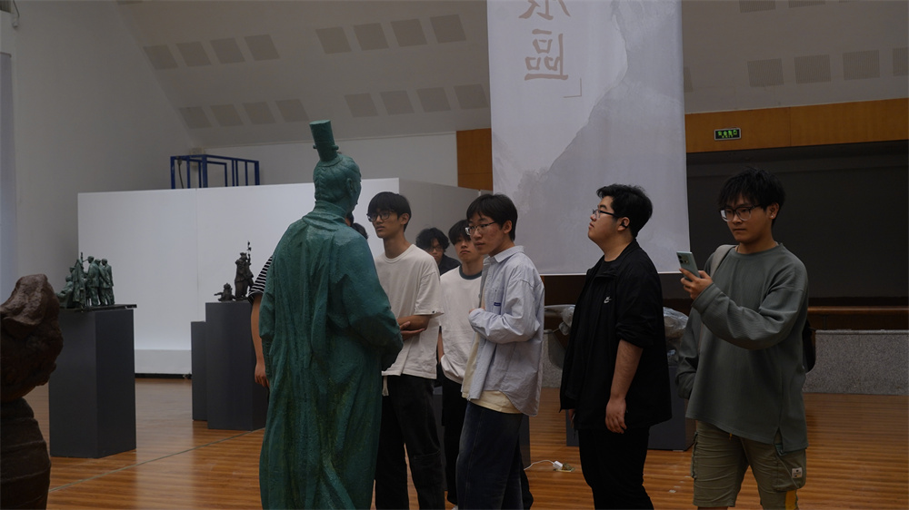 “奋楫笃行——2024河北美术学院教师优秀作品展”现场。李格非摄