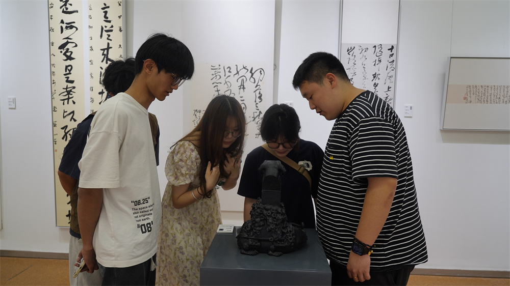 “奮楫篤行——2024河北美術學院教師優秀作品展”現場。李格非攝