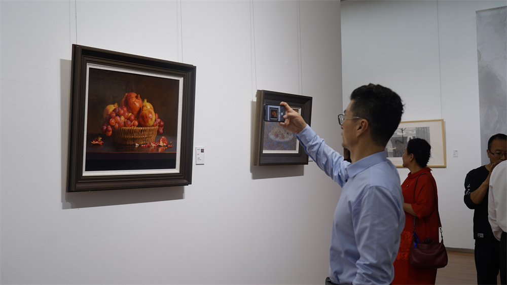 “奮楫篤行——2024河北美術學院教師優秀作品展”現場。李格非攝