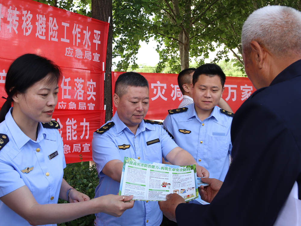 工作人員為群眾講解防災減災知識。吳若涵攝
