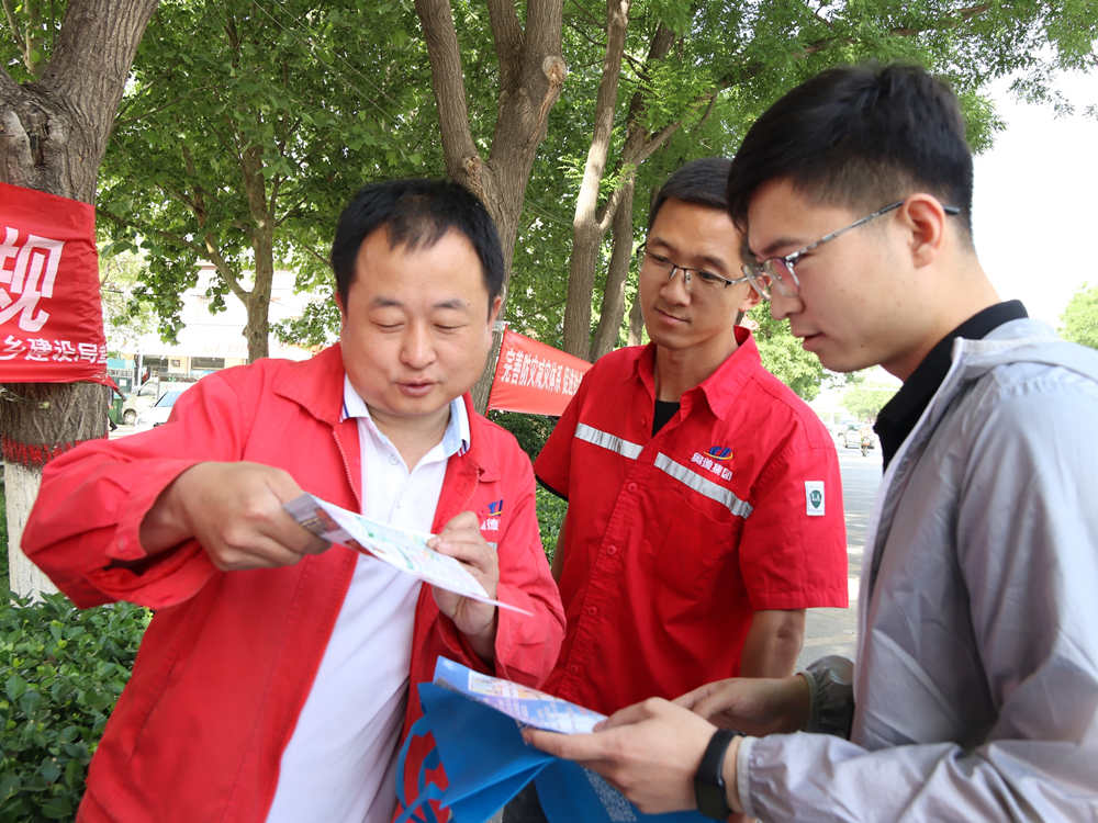 工作人員為群眾講解防災減災知識。吳若涵攝