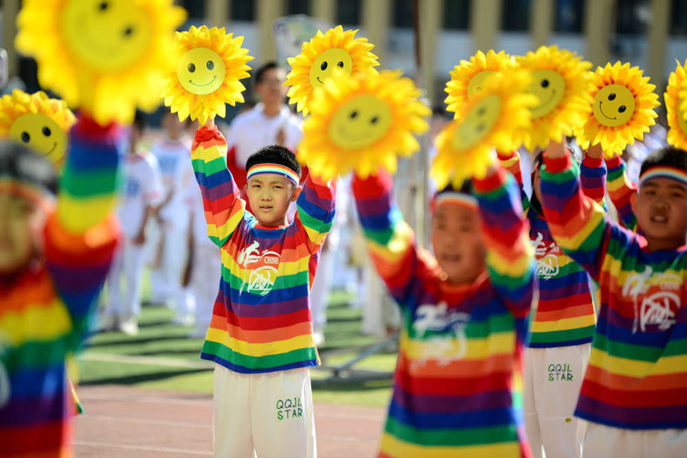 运动会开幕式现场，同学们在表演节目。陈琦嘉摄