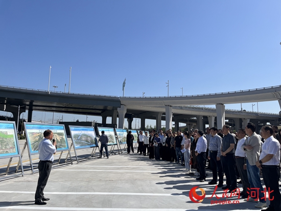 石家庄市政协组织省市县三级政协委员对复兴大街和北三环市政化改造工程进行视察。人民网 商帆摄