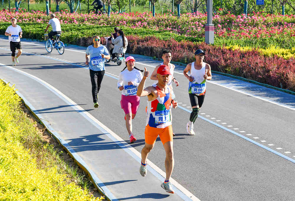选手们在奔跑中挥手互动。王子强摄