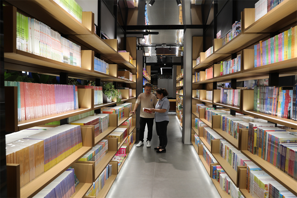 5月13日，工作人员在向顾客介绍图书。田博摄