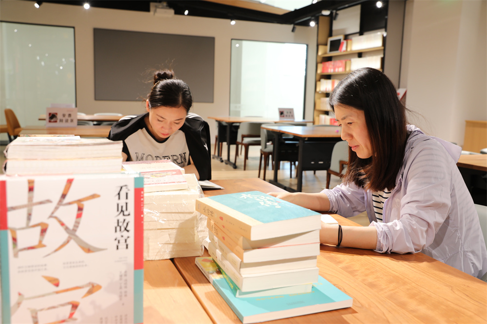 5月13日，顾客在商场内的新华书店阅读区看书。田博摄