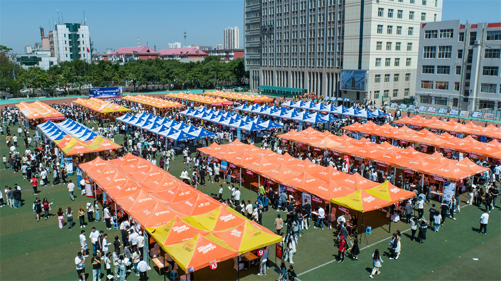 5月13日,237家企業參加雙選會。杜晶琦攝