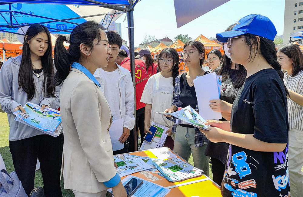 5月13日，企業負責人為畢業生講解崗位要求。杜晶琦攝