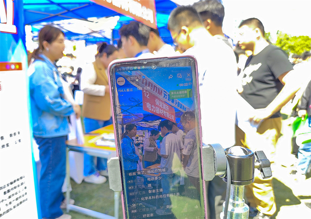 5月13日,工作人員視頻直播並在線答疑。杜晶琦攝