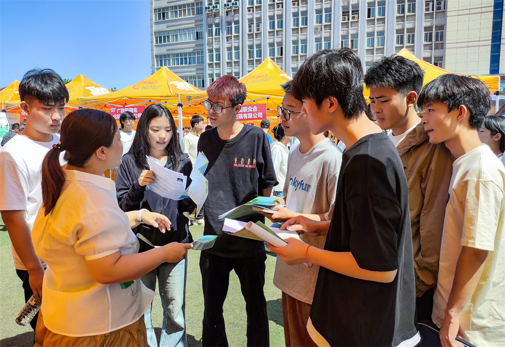 5月13日，競秀區人社局工作人員為畢業生講解創業政策。杜晶琦攝