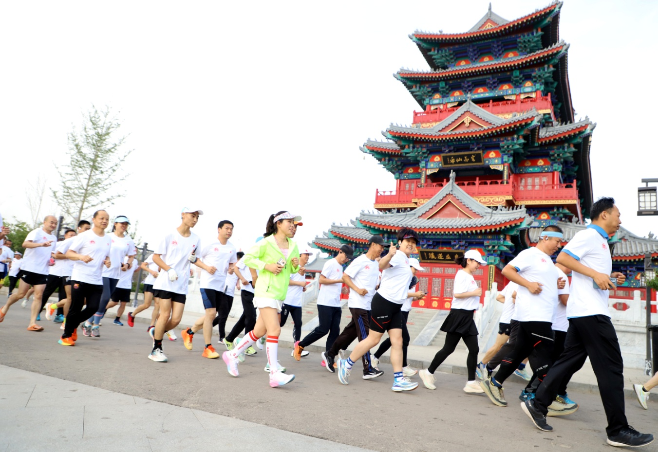 5月11日，跑步爱好者参加“跑运河”活动。魏志广摄