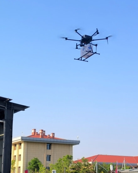 5月7日，無人機在榮烏高速新線雄安北服務區准備降落。當日，作為我省首條低空無人機物流運輸航線，榮烏高速新線雄安北服務區分撥中心至白溝天德物流園之間的往返航線試航成功。河北日報記者 曹智攝