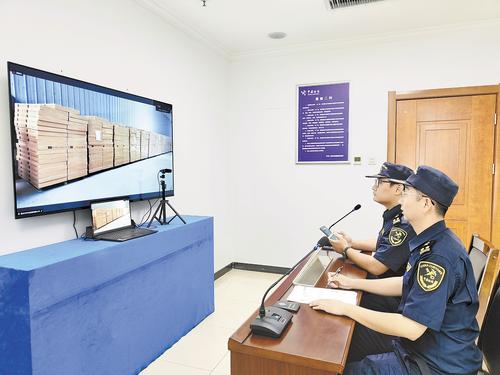 5月7日上午，廊坊海關關員開展出口貨物遠程屬地查檢作業。河北日報通訊員 楊菲菲攝