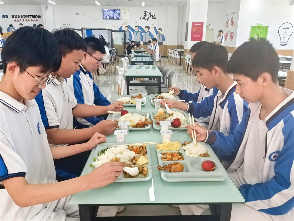 高新區第一中心校學校學生用餐。齊東青攝