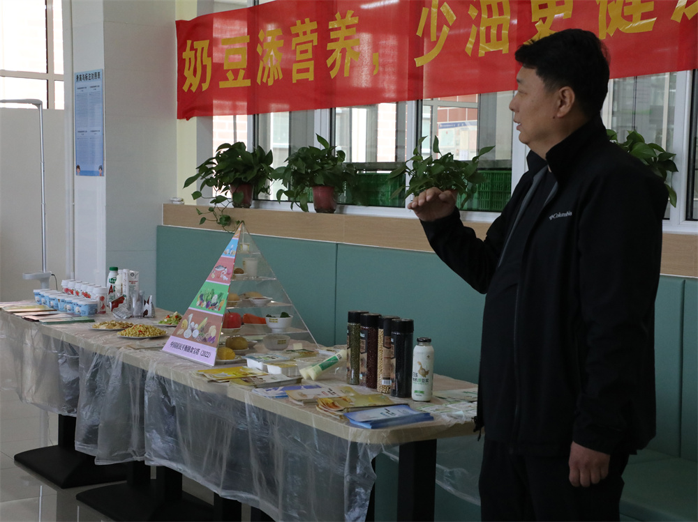 河北農業大學食品科技學院高哲博士講解控油的重要性。齊東青攝
