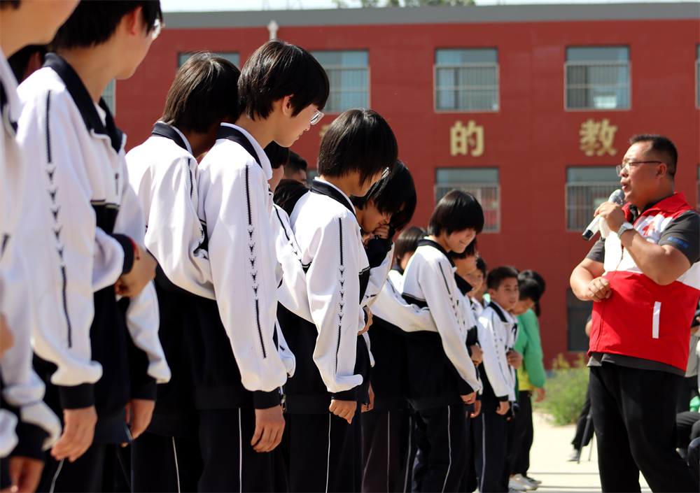 獻縣紅十字應急救援隊在為學生講解“海姆立克急救法”的基本要領。彭錦帥攝