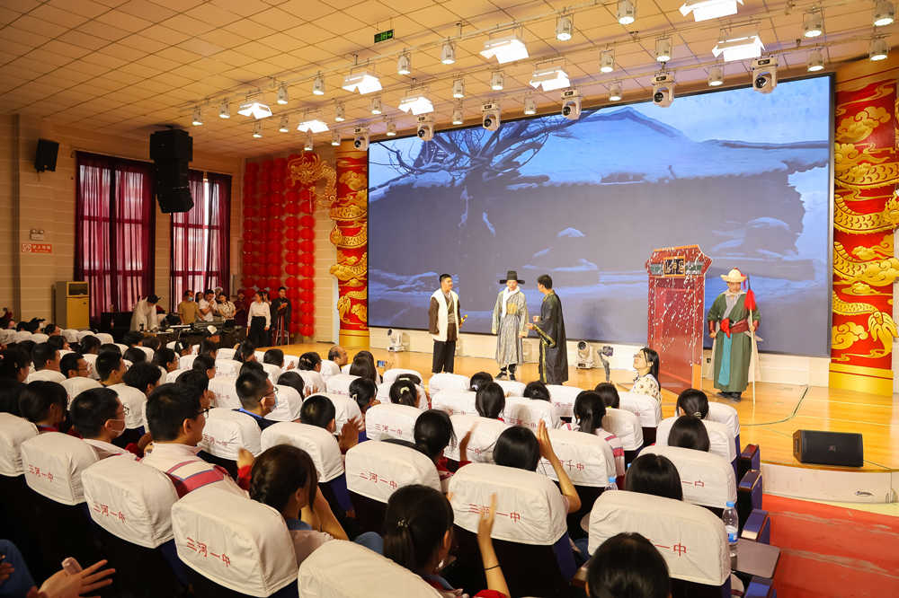三河市第一中學學生表演課本劇。劉循平攝