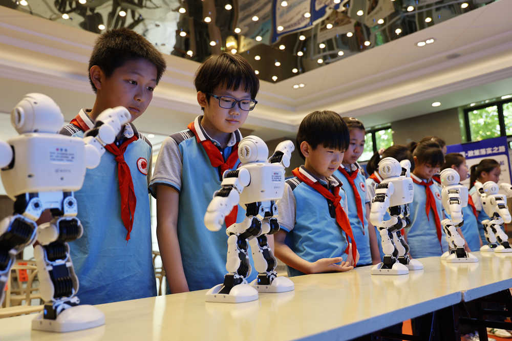 学生观赏机器人舞蹈表演。王阳摄