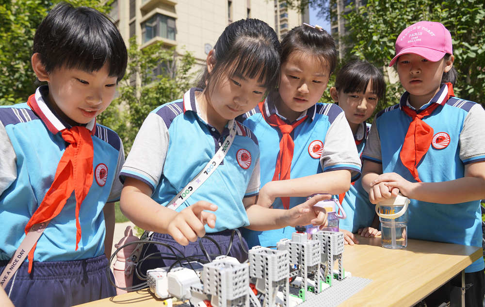 学生体验砸地鼠项目。王阳摄