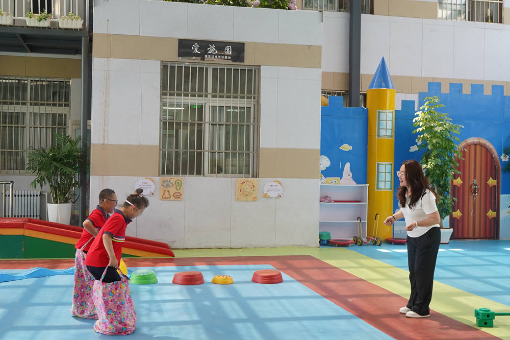 5月17日，在迁安市特殊教育学校，老师带领孩子们进行趣味运动康复训练。张泽慧摄