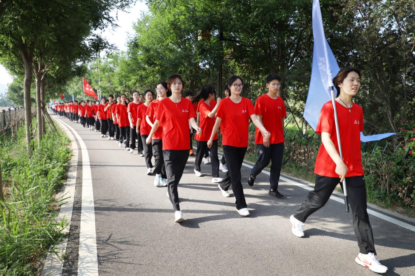 参加健身健步走活动的大学生方队。魏志广摄