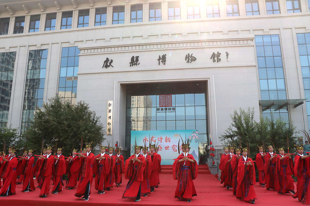 学生们身着汉服在博物馆前表演舞蹈。彭锦帅摄