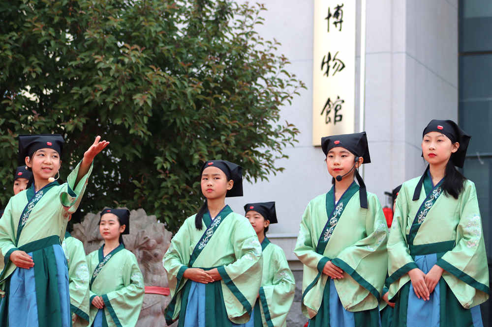 学生们身着汉服吟诵《诗经》。彭锦帅摄