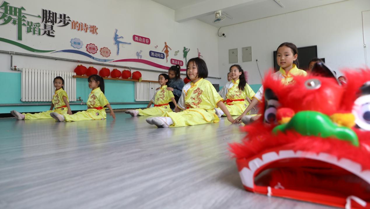 在香河县梁家务小学,学生练习舞蹈基本功。朱钰爽摄