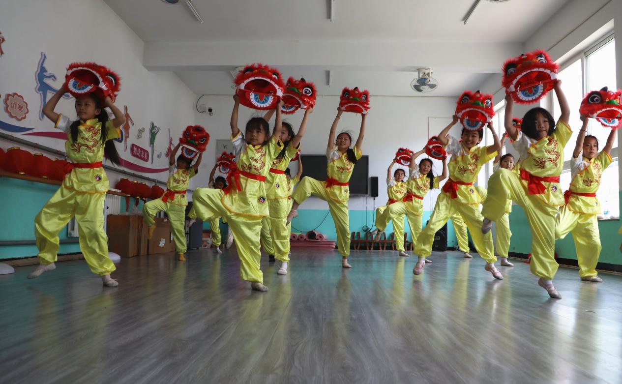在香河县梁家务小学,学生练习舞狮。朱钰爽摄