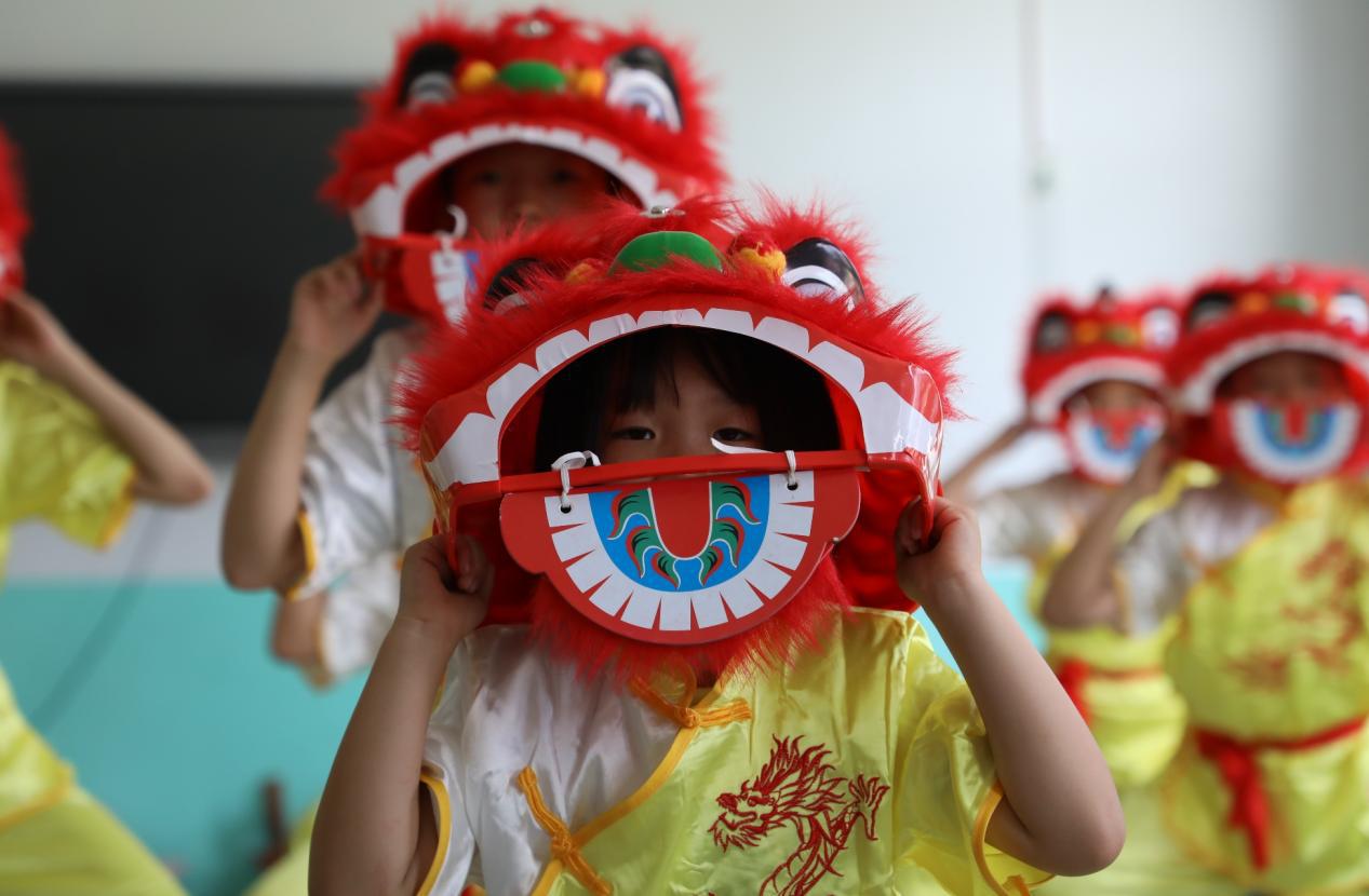 在香河县梁家务小学,学生练习舞狮。朱钰爽摄