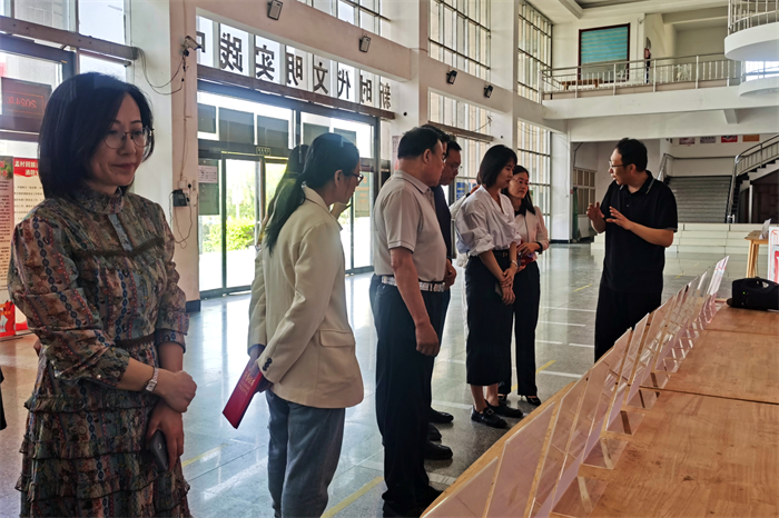 孟村科技篆刻艺术展上，宛乡印社社长李国辉正讲解篆刻作品。白宗瑞摄