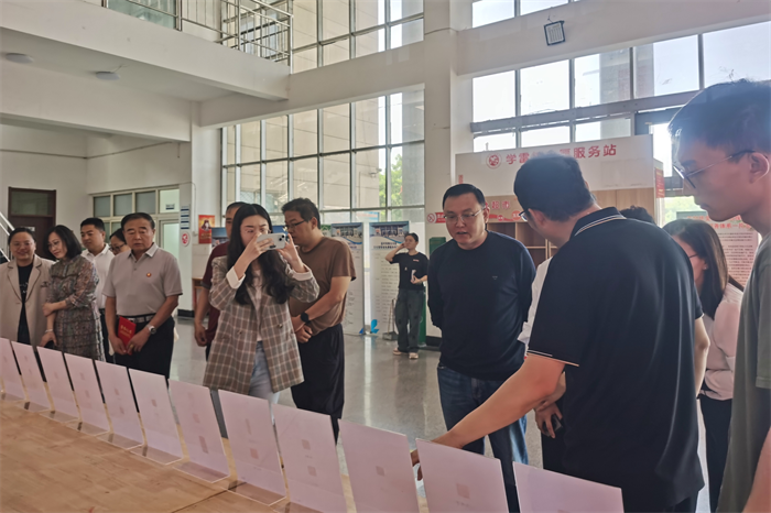 孟村科技篆刻艺术展吸引了篆刻爱好者前来参观。白宗瑞摄
