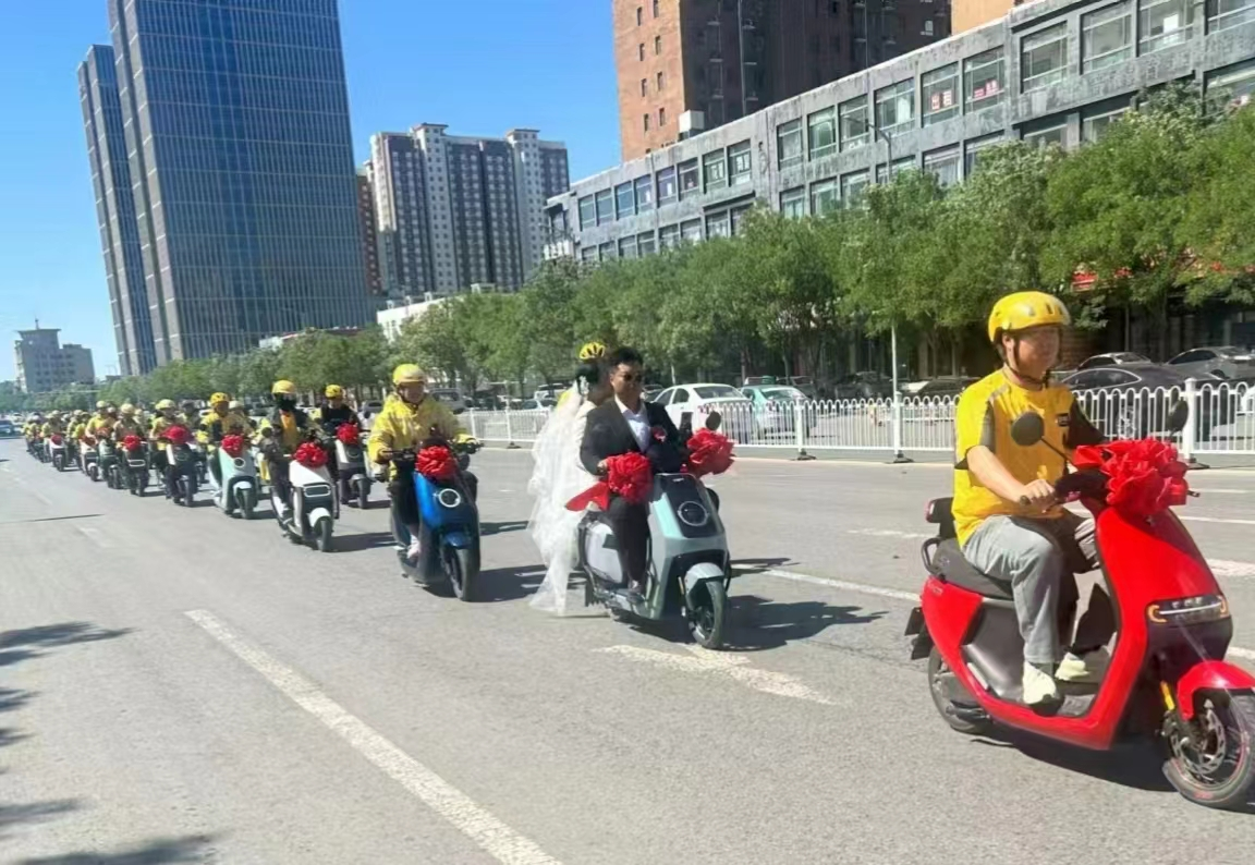 36名外賣員組成的迎親隊伍出現在街頭格外“拉風”。王景良攝