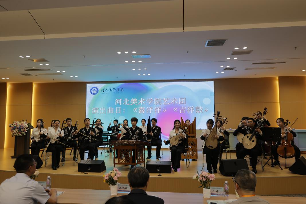 河北美術學院藝術團表演《喜洋洋》《吉祥鼓》。李格非攝