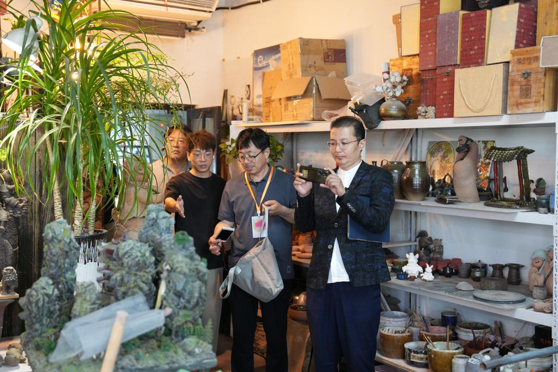 與會嘉賓參觀特色工作室。李格非攝