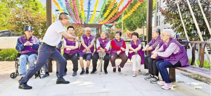 5月15日，在唐山市古冶区怡然安养院养老院里，来此安享晚年的京津老人在户外活动。河北日报通讯员陶磊摄