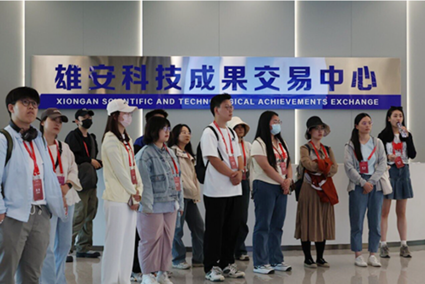 5月12日，来自北京交通大学、北京科技大学、北京林业大学、中国地质大学（北京）等疏解高校的200名博士研究生齐聚雄安新区，参加“疏解高校博士雄安行”活动。主办方供图
