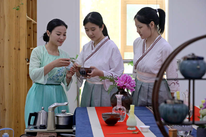 茶藝老師指導學生將茶粉適量放於茶盞中。吳夢瑩攝