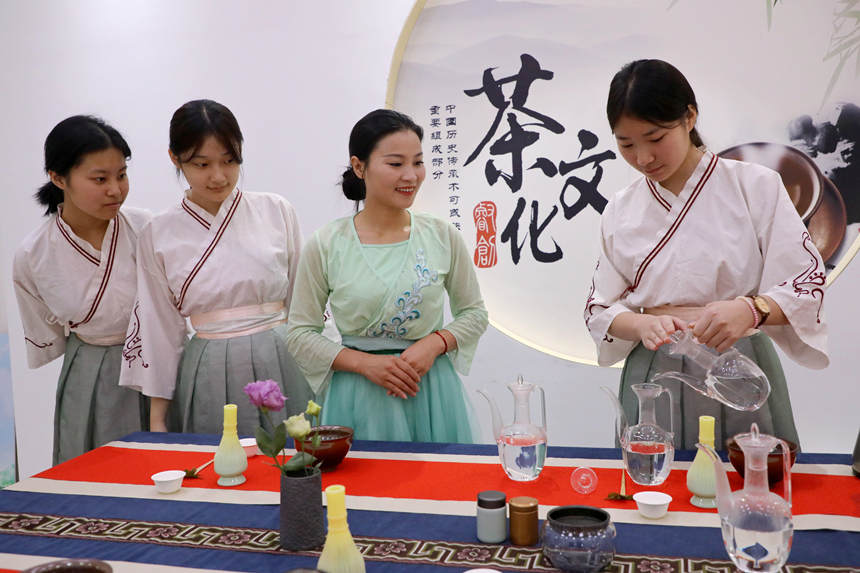 茶艺老师指导学生学习宋代点茶技艺。吴梦莹摄