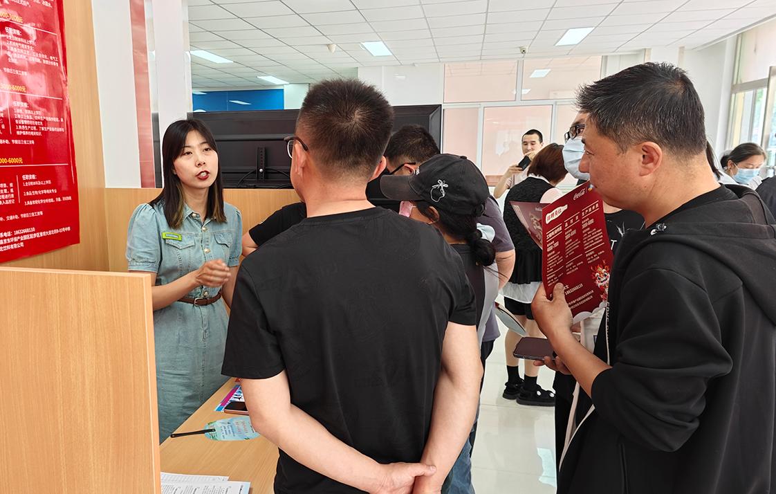招聘會現場，企業招聘人員向求職者介紹崗位信息。王延熙攝