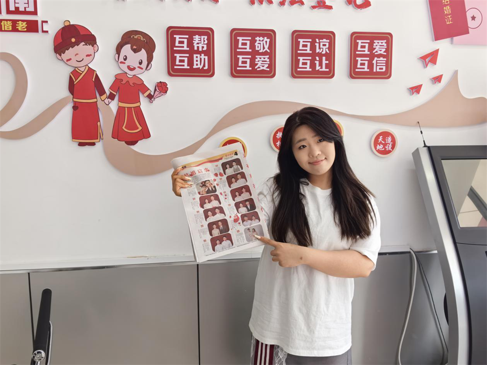 新人展示登报照片。赵自红摄