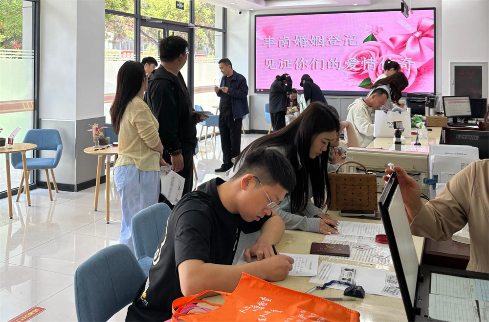 新人们办理结婚登记。赵自红摄