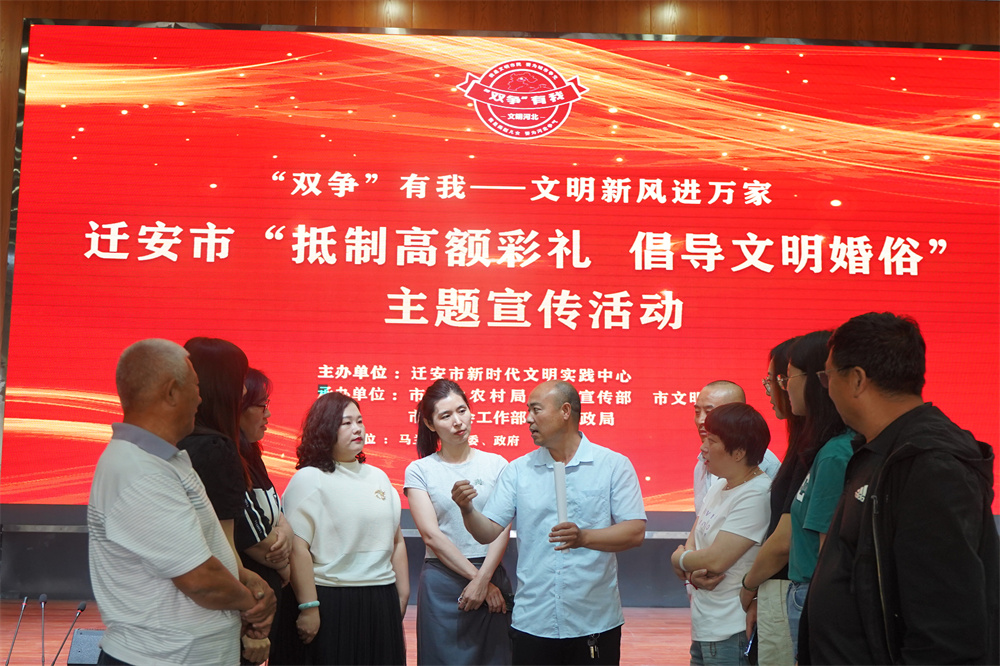 5月22日,遷安市村委干部正在與村民交流文明婚俗經驗心得。張澤慧攝