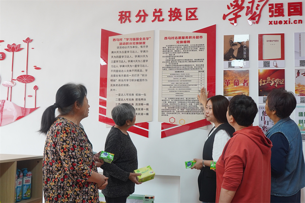 5月22日,遷安市馬蘭庄鎮村委工作人員正在向村民講解文明積分兌換規則。張澤慧攝