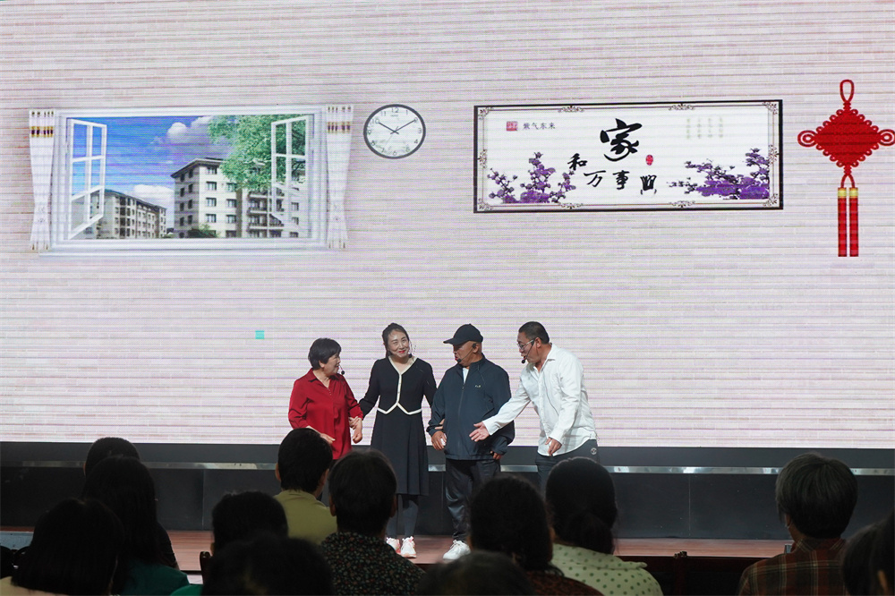5月22日，遷安市農村文藝愛好者正在表演小品《完美姻緣》。張澤慧攝