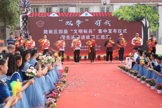 路南區四級“文明標兵”集中發布儀式暨先進故事匯巡演現場。劉大民攝