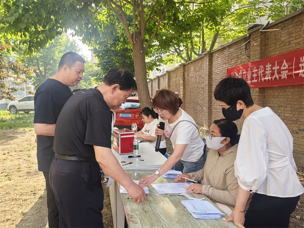 在河北省高碑店市海油社区海洋生活小区业主委员会选举活动现场,工作人员为居民代表讲解选举内容。王洪艳摄