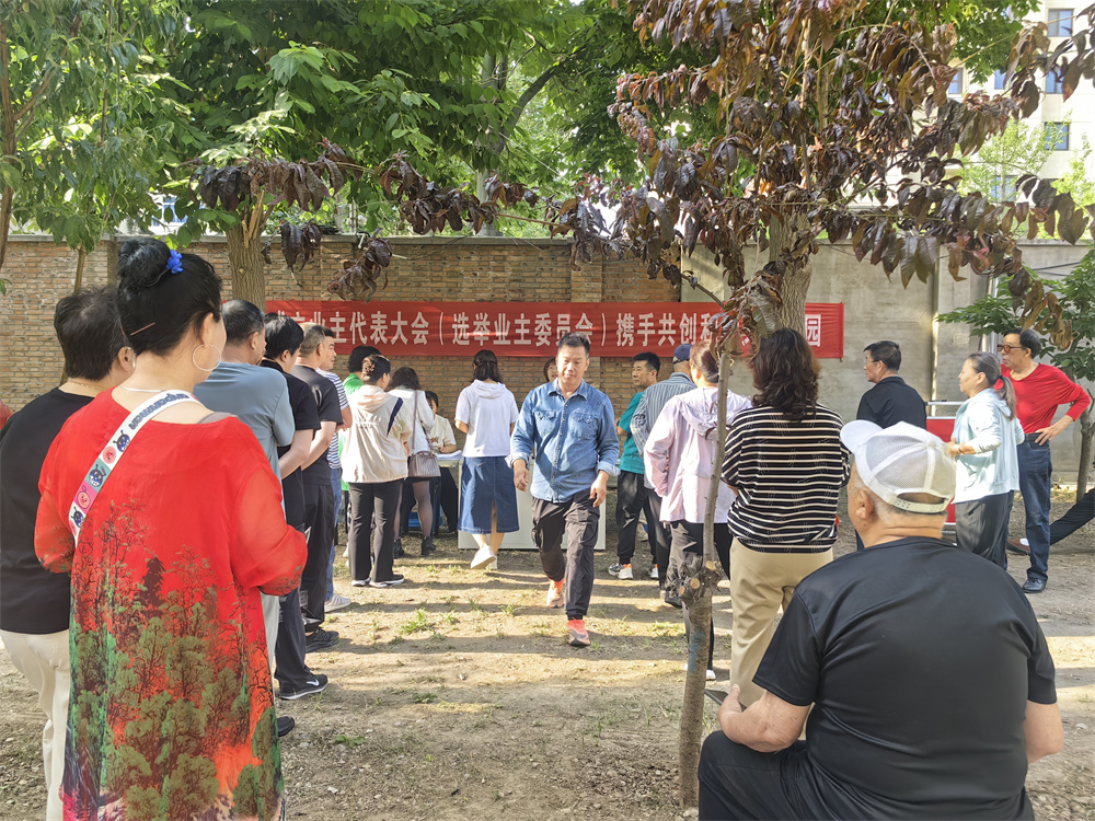 在河北省高碑店市海油社区海洋生活小区业主委员会选举活动现场，工作人员组织居民代表有序投票。王洪艳摄