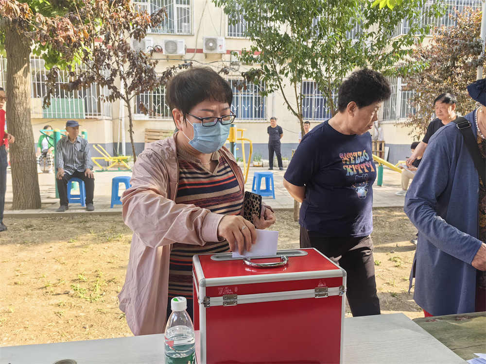 在河北省高碑店市海油社区海洋生活小区业主委员会选举活动现场,工作人员组织居民代表有序投票。王洪艳摄